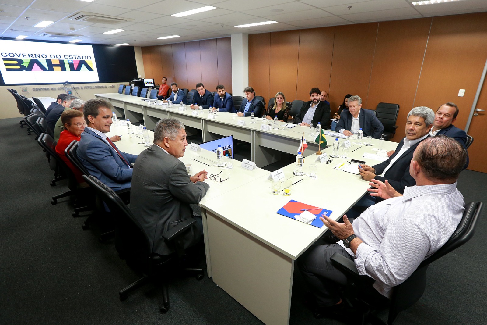 Imagem de Jerônimo amplia gastos com emendas e deve destinar R$ 572 milhões em 2025