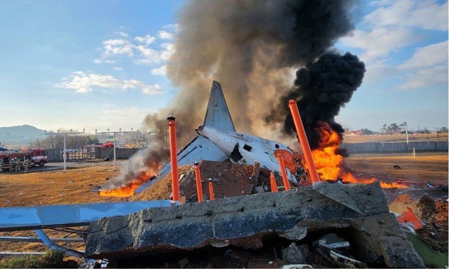 Imagem de Avião com 181 pessoas derrapa, colide com cerca e explode na Coreia do Sul, deixando dezenas de mortos