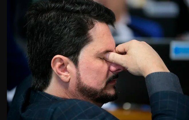 Imagem de Moraes manda bloquear salário e verbas de gabinete do senador Marcos do Val