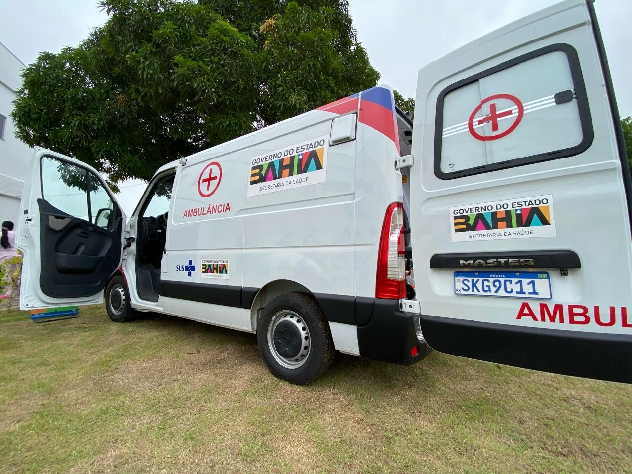 Imagem de Governo da Bahia entrega duas ambulâncias e equipamentos hospitalares em Teixeira de Freitas