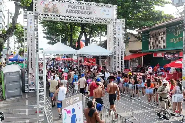 Imagem de https://aratuon.com.br/seguranca/homem-e-preso-ao-tentar-entrar-no-circuito-do-carnaval-portando-pistola/
