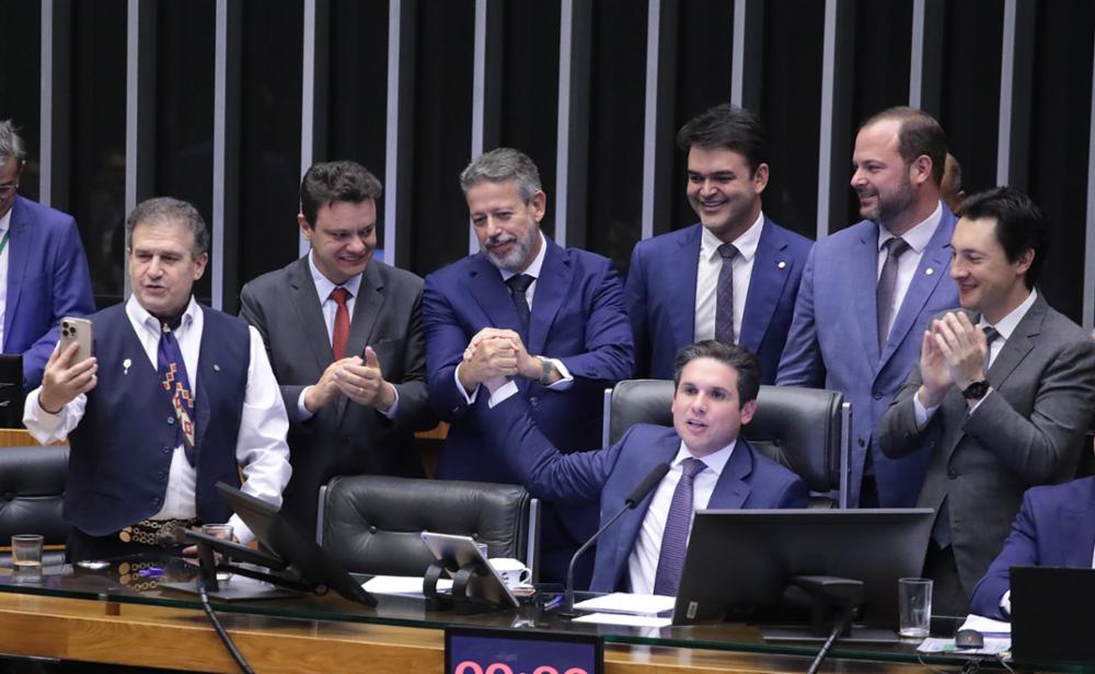 Imagem de Câmara Aprova Isenção de Imposto de Renda para Quem Ganha Até R$ 5 Mil; Medida Segue para o Senado