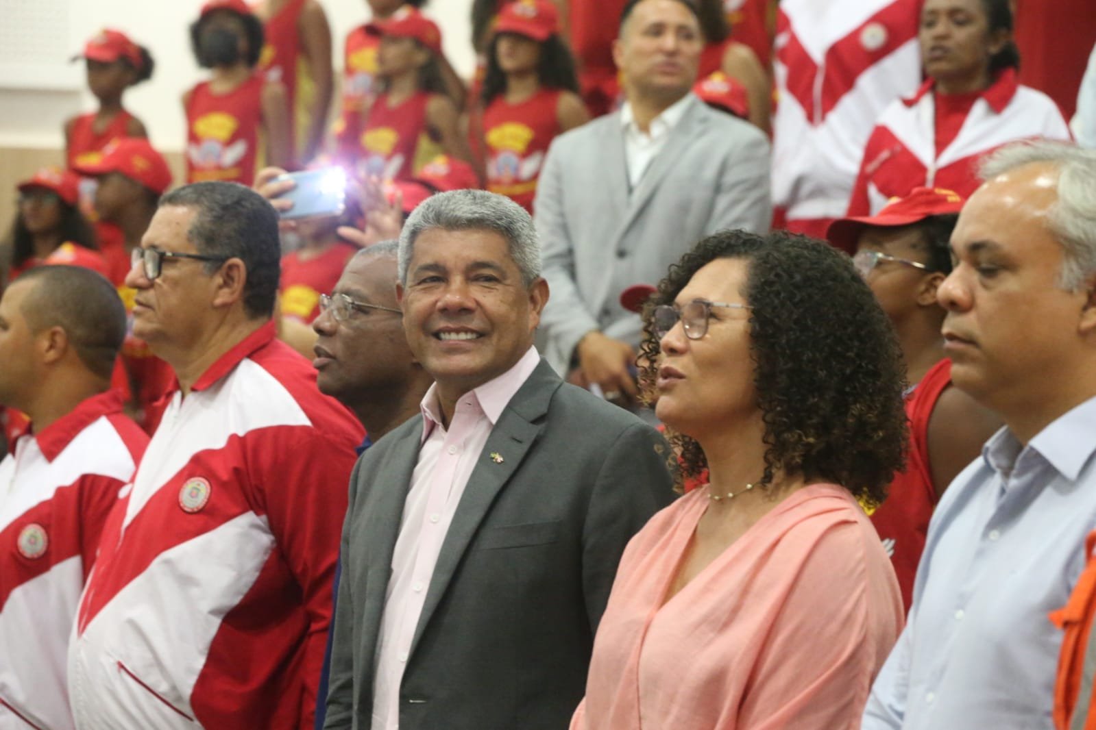 Imagem de Governador prestigia formatura de crianças no projeto Anjinhos da Praia, do Corpo de Bombeiros