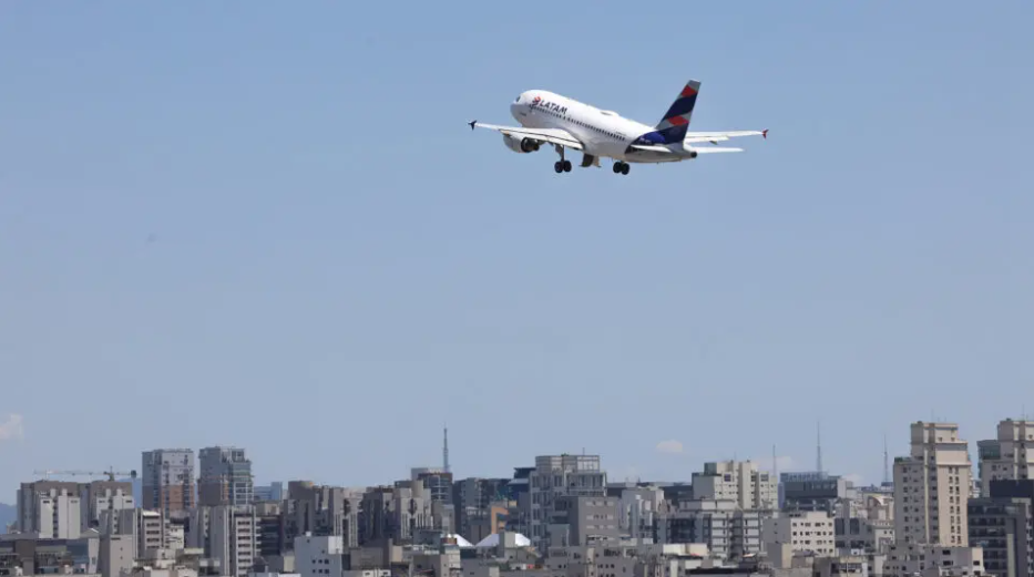 Imagem de Acordo entre aeronautas e empresas evita greve na aviação, anuncia ministro