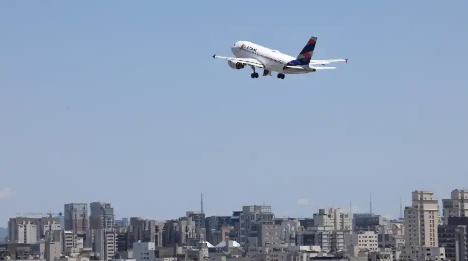 Imagem de Acordo entre aeronautas e empresas evita greve na aviação, anuncia ministro
