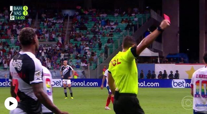 Imagem de Com gol de Estupiñán no fim, Bahia vence o Vasco e cola na liderança do Brasileirão