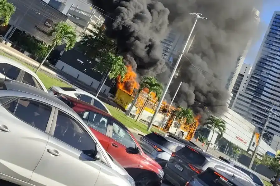 Imagem de Ônibus pega fogo na Avenida Tancredo Neves e assusta motoristas em Salvador