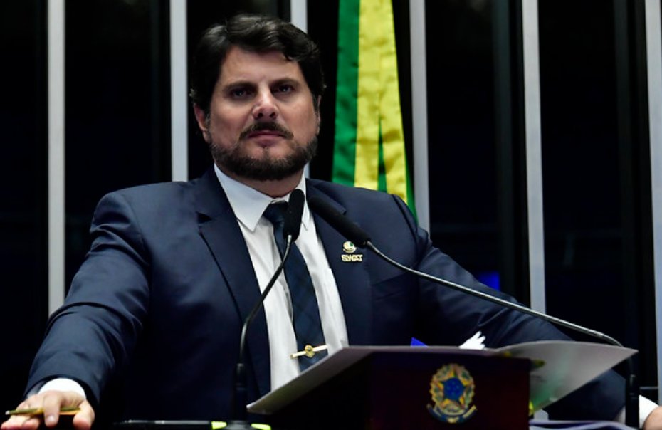Imagem de Marcos do Val vira alvo da PF em aeroporto e terá que usar tornozeleira eletrônica por ordem de Moraes