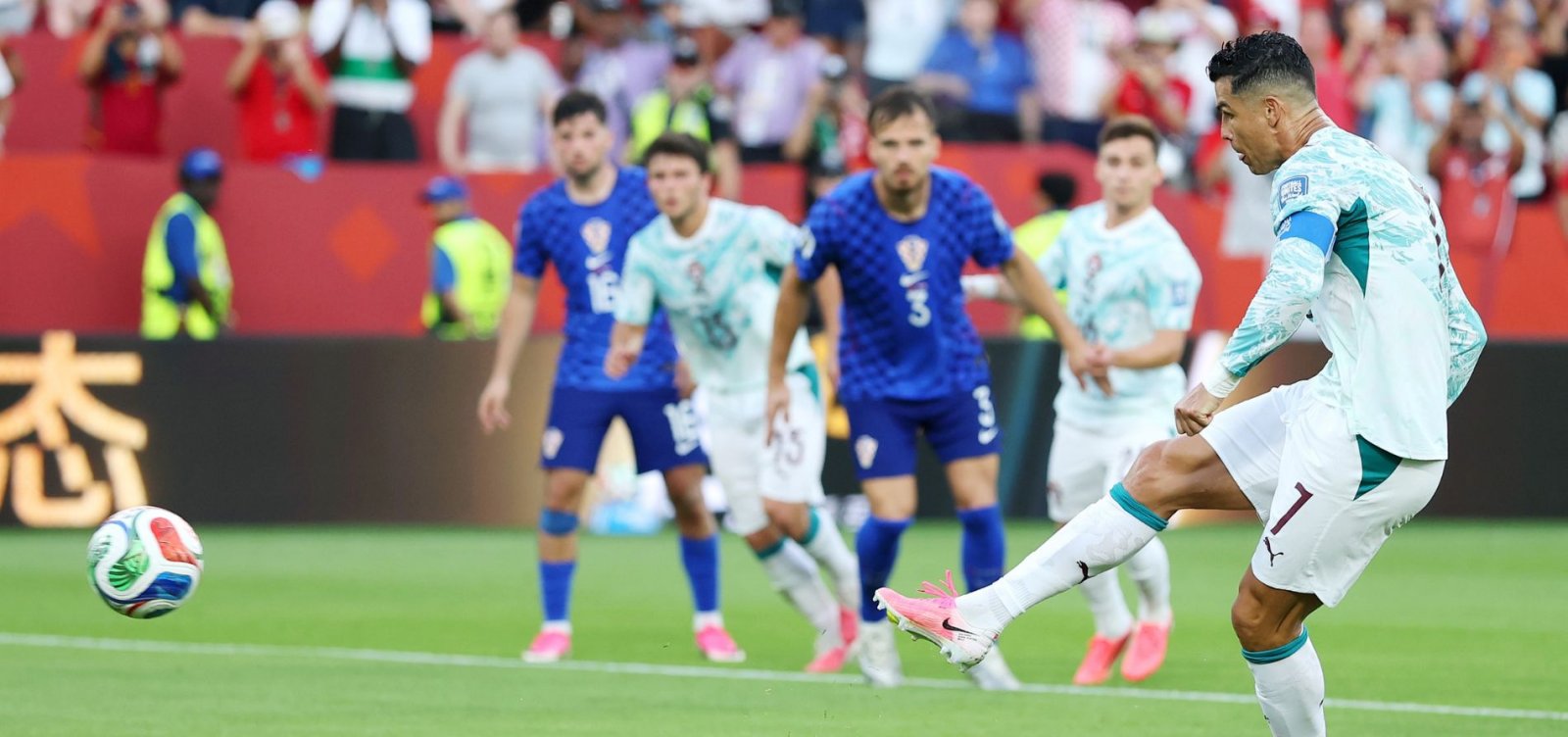 Imagem de Cristiano Ronaldo marca, Portugal vence a Croácia de virada e avança às oitavas da Copa do Mundo
