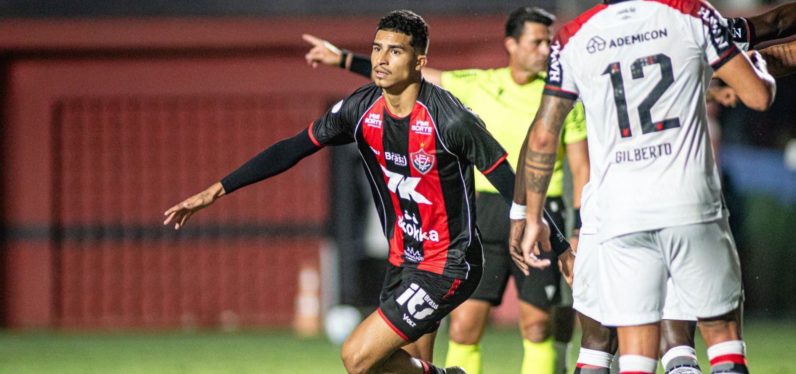 Imagem de Vitória goleia Athletico-PR, reverte desvantagem e avança às quartas da Copa do Brasil