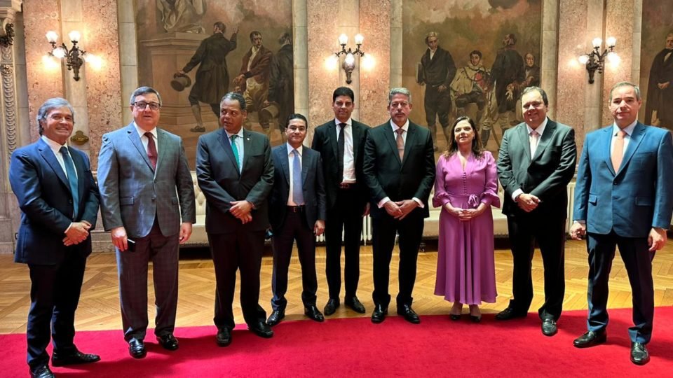 Imagem de Deputados torram R$ 6,6 milhões em viagens internacionais; teve passagem de R$ 90 mil