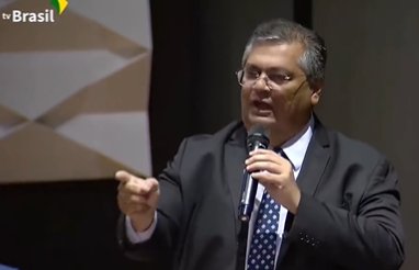 Imagem de Dino compara prisão de manifestantes com a Bíblia