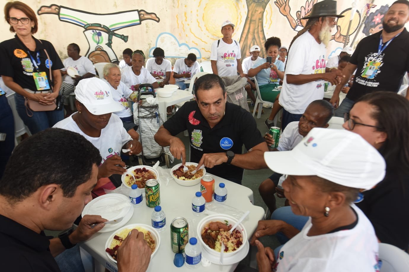 Imagem de Bruno Reis visita catadores em centro de apoio montado pela Prefeitura