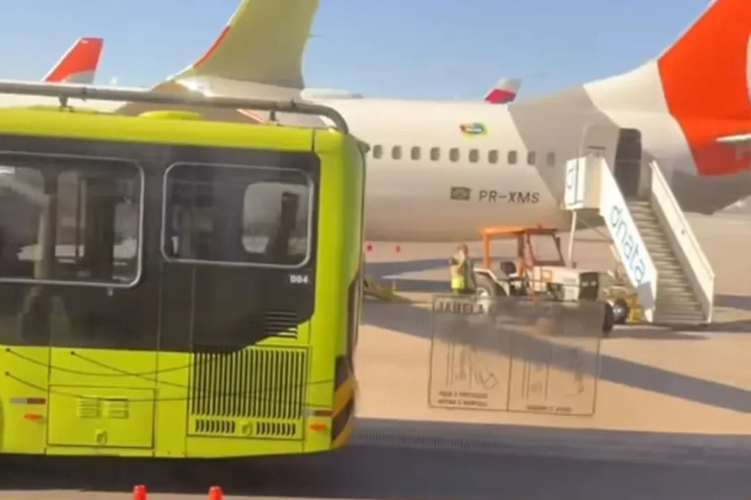 Imagem de VÍDEO: Ônibus atinge asa de avião da Gol durante embarque em Guarulhos