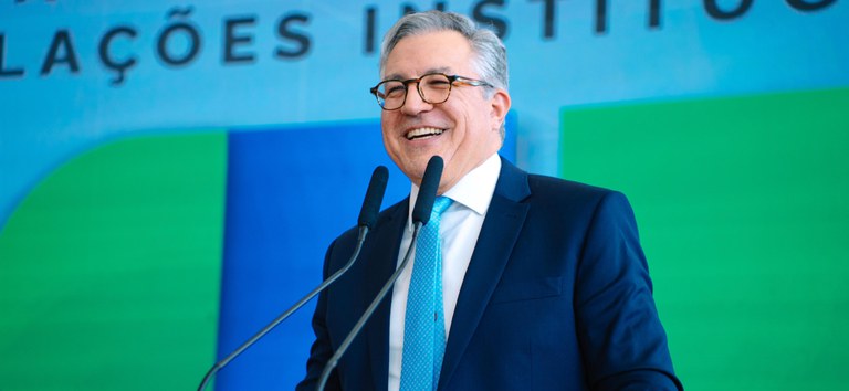 Imagem de Vergonha: EUA autorizam entrada de Padilha, mas ficará entre hotel e local de reunião