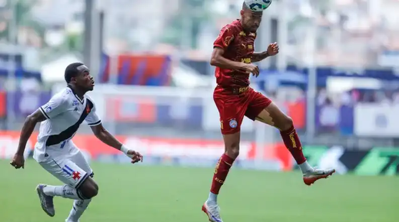 Imagem de Com um expulso para cada lado, Bahia vence o Vasco e fica perto da vaga na Libertadores