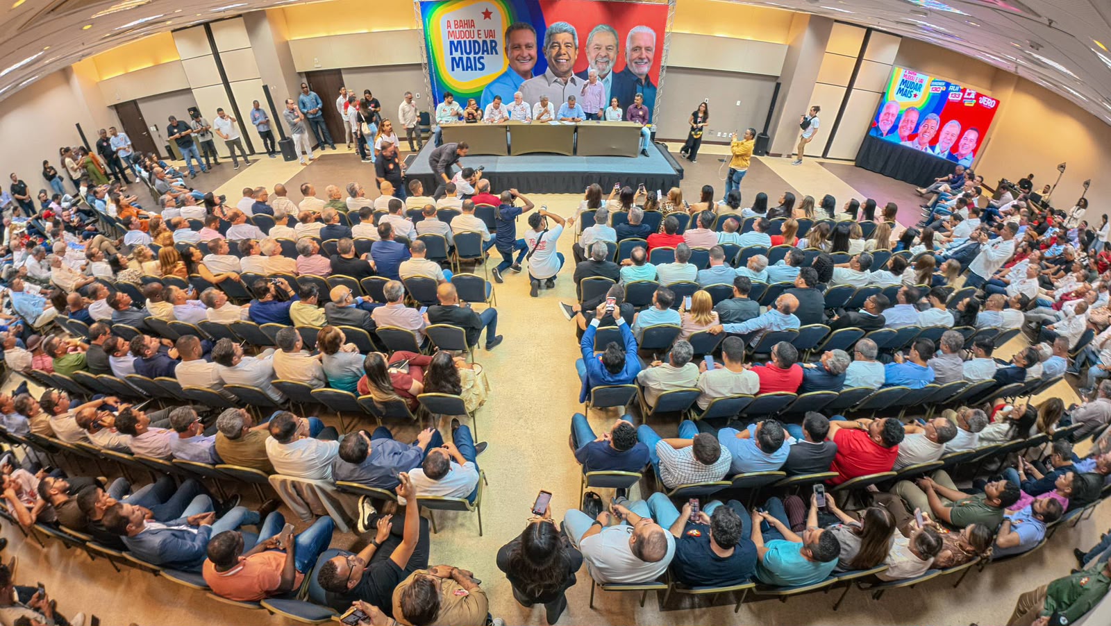 Imagem de Jerônimo reúne mais de 330 prefeitos em Salvador e anuncia comício para Brumado