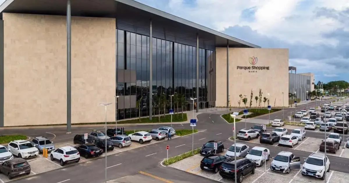 Imagem de Motocicleta é roubada por suspeito armado dentro de estacionamento do Parque Shopping, em Lauro de Freitas
