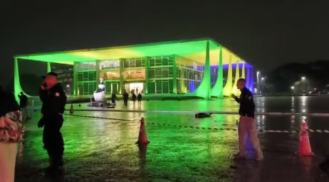 Imagem de Explosão é registrada na Praça dos Três Poderes em Brasília e deixa um morto