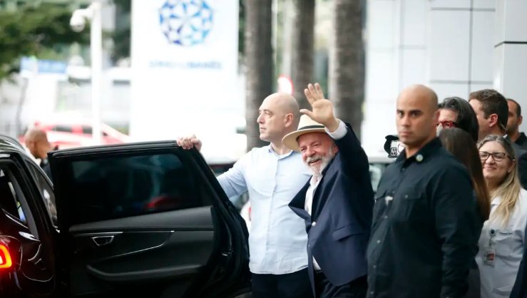 Imagem de Após alta hospitalar, Lula diz que está tranquilo e vai se cuidar