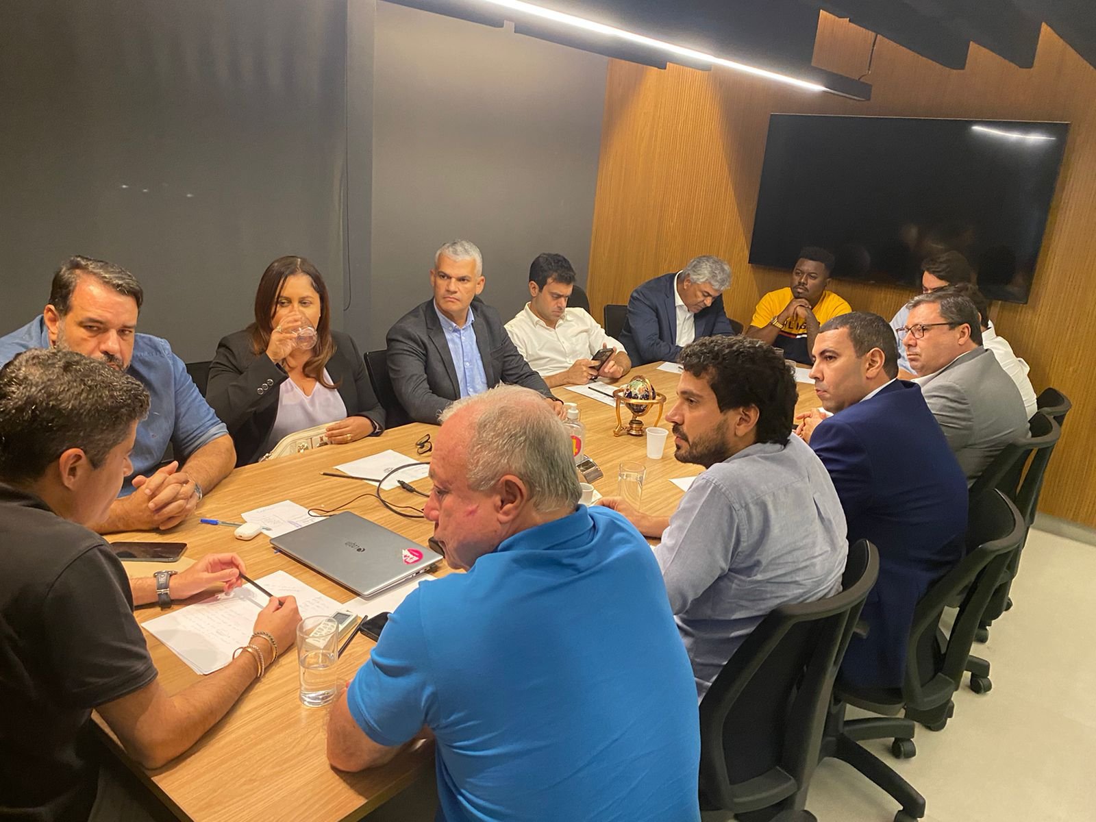 Imagem de Em reunião com ACM Neto, bancada de Oposição afina estratégias e começa a discutir calendário eleitoral de 2024
