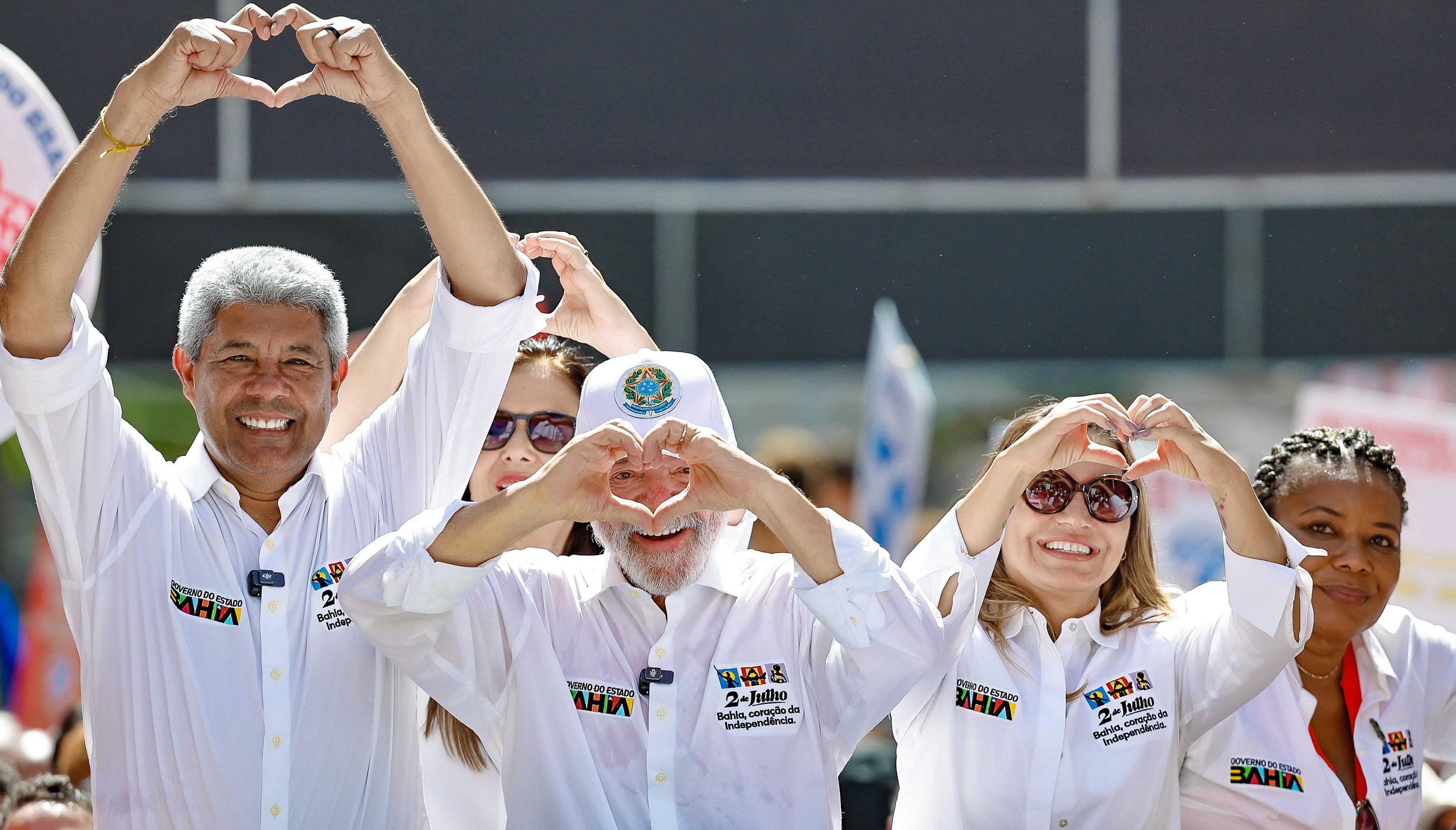 Imagem de Com a presença de Lula, comitiva do PT é vaiada durante cortejo do 2 de Julho em Salvador