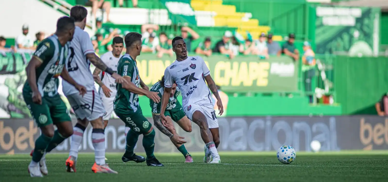 Imagem de Vitória empata com a Chapecoense fora de casa mesmo com um jogador a menos