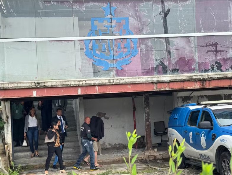 Imagem de Filho de vereadora suspeito de atropelar corredor em Salvador tem prisão mantida e é hostilizado ao deixar audiência de custódia