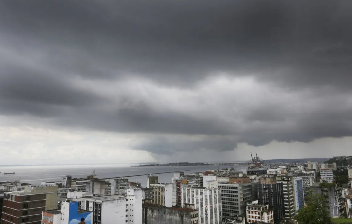 Imagem de Frente fria deve atingir Salvador; Salvamar alerta a população