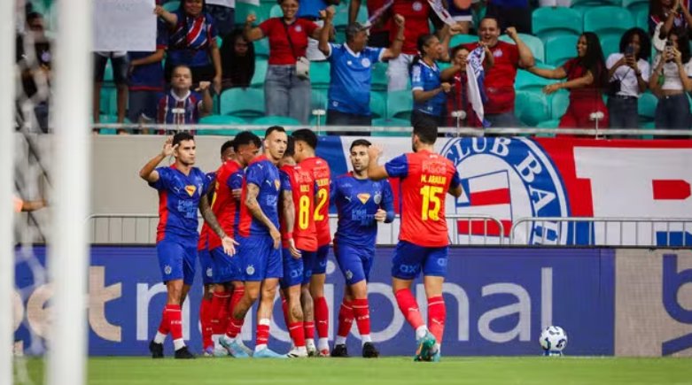 Imagem de Após falha e gol inusitado, Bahia larga na frente do Retrô na Copa do Brasil