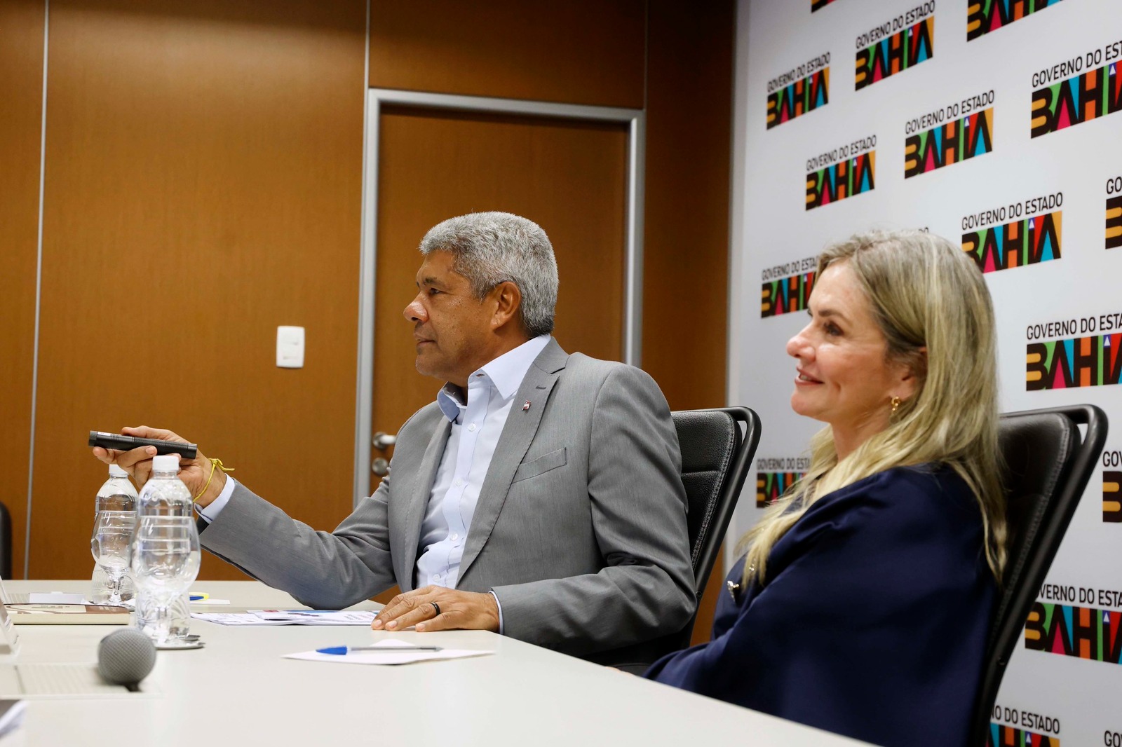 Imagem de Ivana recusa vice de Jerônimo, MDB volta ao páreo, Rui eleva tensão com Wagner e Neto marca piseiro com Cocá