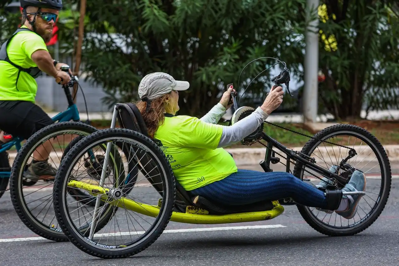 Imagem de Viver a Cidade leva lazer e atividades físicas a pessoas com deficiência na Av. Magalhães Neto neste domingo (17)