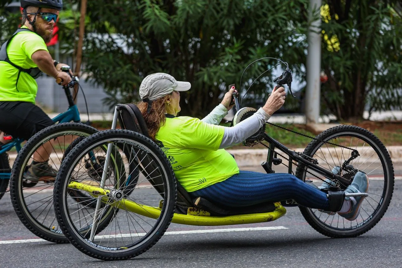 Imagem de Viver a Cidade leva lazer e atividades físicas a pessoas com deficiência na Av. Magalhães Neto neste domingo (17)