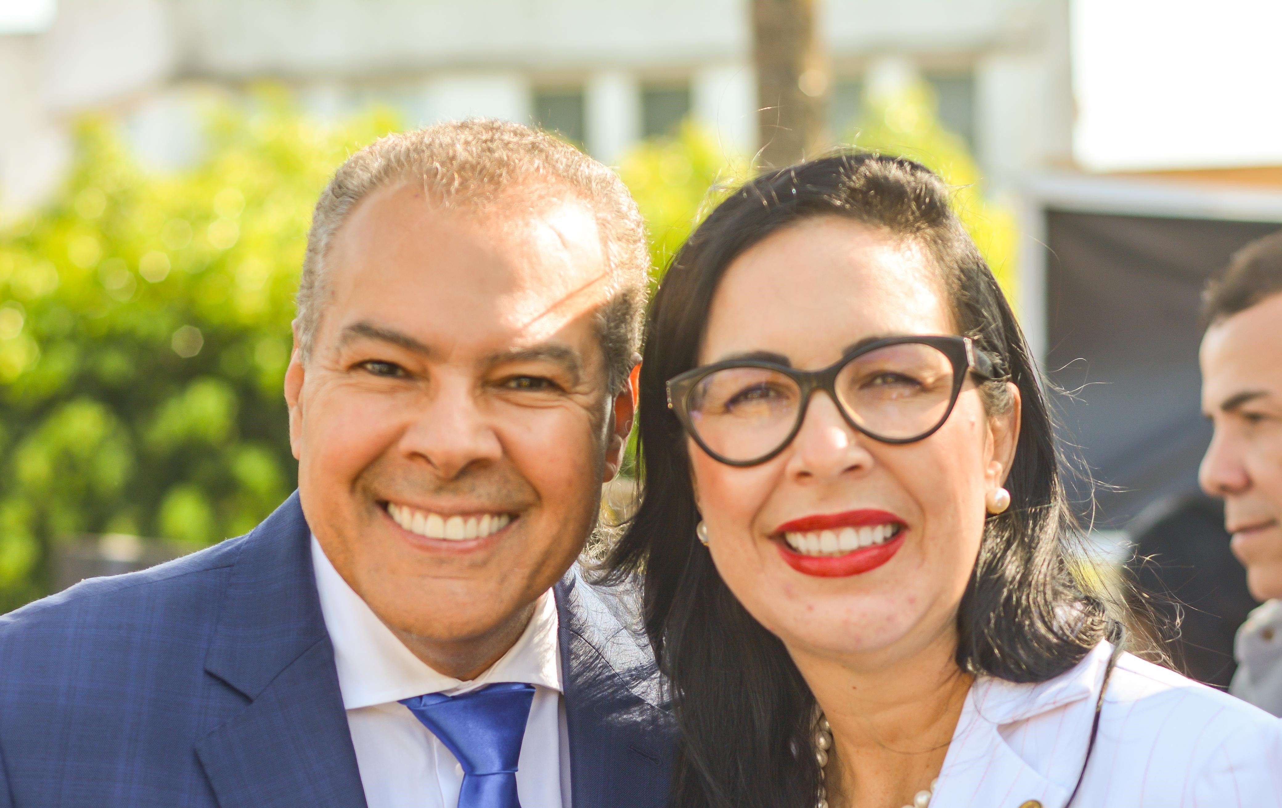 Imagem de Ludmilla Fiscina comemora aprovação da Comenda Dois de Julho ao prefeito de Alagoinhas, Joaquim Neto