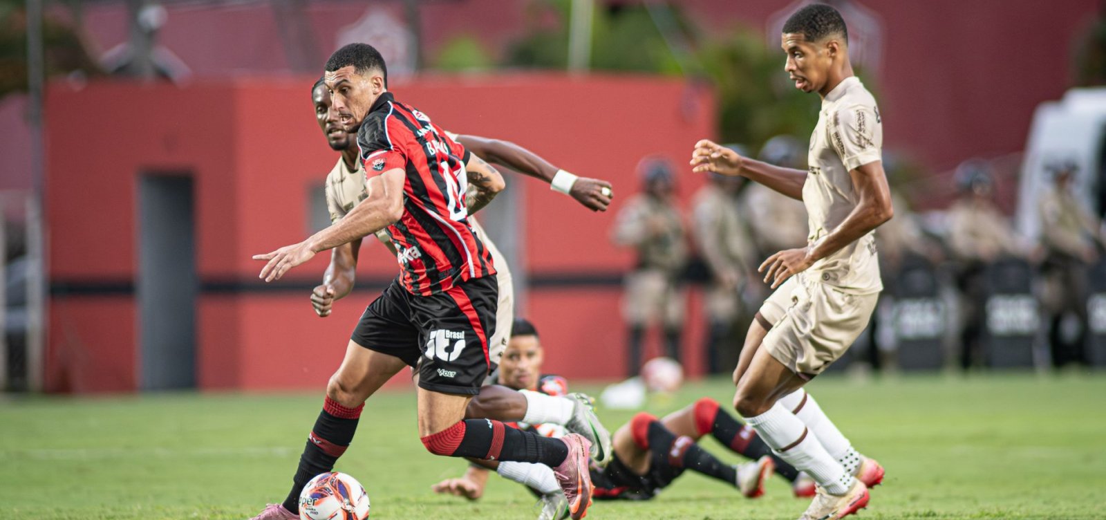 Imagem de Vitória vence o Jacuipense nos pênaltis e Baianão terá Ba-Vi na final
