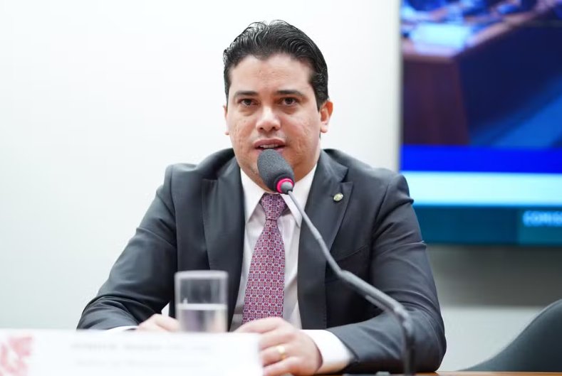 Imagem de PF cumpre mandado na Câmara contra deputado; operação mira fraudes em licitações no CE
