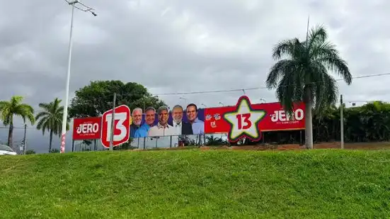 Imagem de Justiça manda campanha de Jerônimo retirar mega outdoor na Avenida Paralela