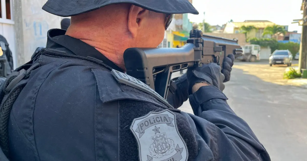 Imagem de polícia cumpre mandados em investigação da morte da adolescente Thamiris