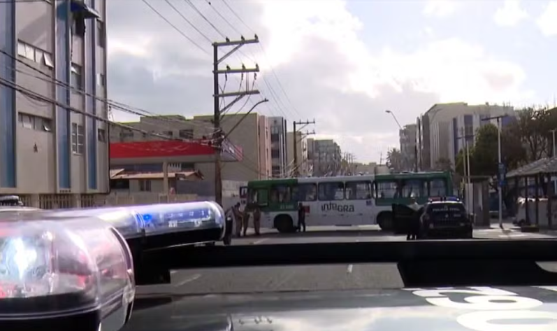 Imagem de Ônibus param de rodar no Nordeste de Amaralina e Vale das Pedrinhas após ação de homens armados