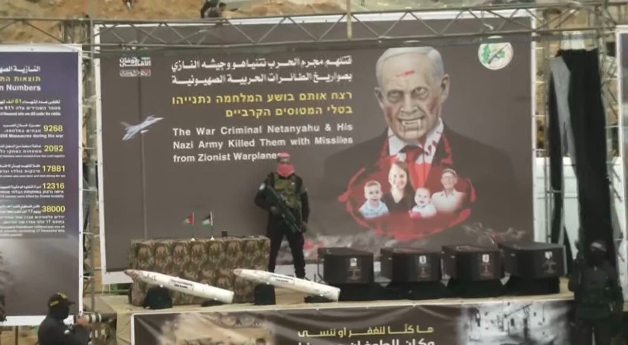 Imagem de Hamas entrega corpos de bebê, criança, mãe e idoso em caixões pretos para Israel