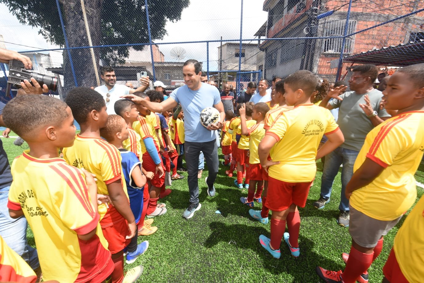 Imagem de Calabetão ganha campo com grama sintética e anúncio de nova quadra