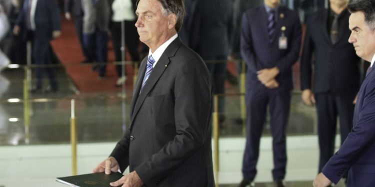 Imagem de Defesa de Bolsonaro se manifesta sobre plano de golpe de Mauro Cid