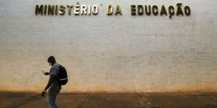 Imagem de Governo Lula confirma que vai suspender implementação do novo ensino médio