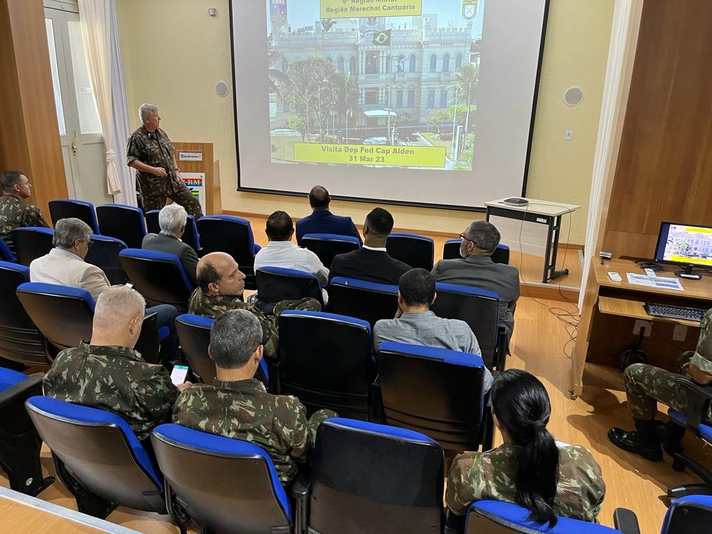 Imagem de Deputado Capitão Alden leva proprietários de clubes de tiro no Exército Brasileiro