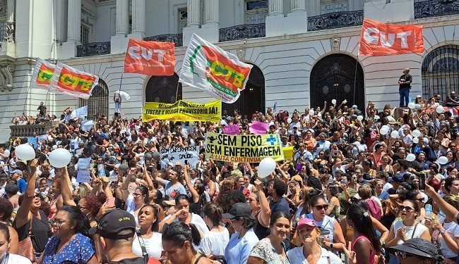 Imagem de Enfermeiros fazem greve em todo o país por piso salarial