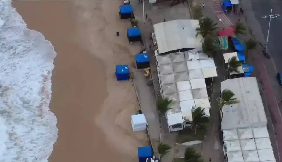 Imagem de Mais de 200 porções de drogas são encontradas enterradas na areia da praia de Itapuã