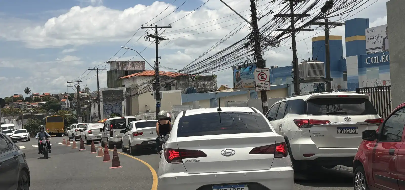 Imagem de Colégios privados de Salvador provocam caos no trânsito, dizem moradores e especialistas
