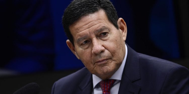 Imagem de Mourão diz que Governo Lula quer tratar militar como 2ª categoria
