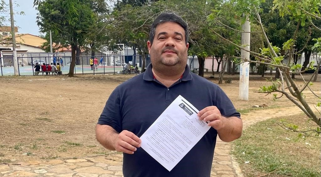 Imagem de Ivan Cordeiro volta a cobrar construção de novas calçadas com piso tátil na praça Marechal Rondon, em Vitória da Conquista