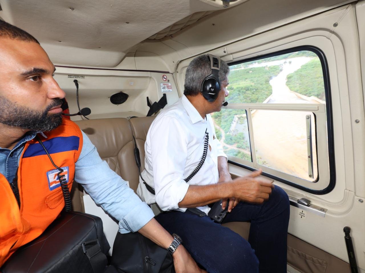 Imagem de Governador sobrevoa os municípios de Canudos e Jeremoabo e acompanha ações realizadas pelo Estado após chuvas que atingiram a região